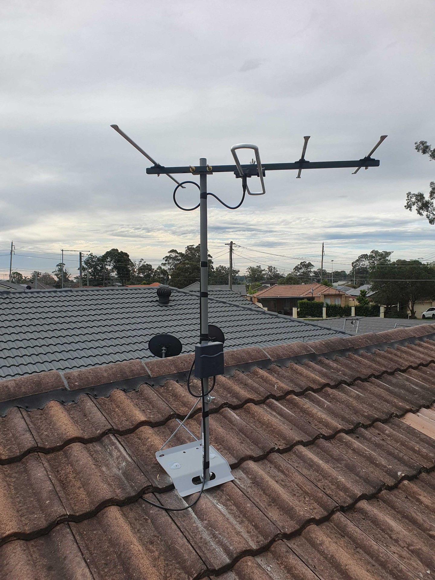 Replacing a Leaking Roof Mount, Old Antenna and Amplifier in Castle Hill